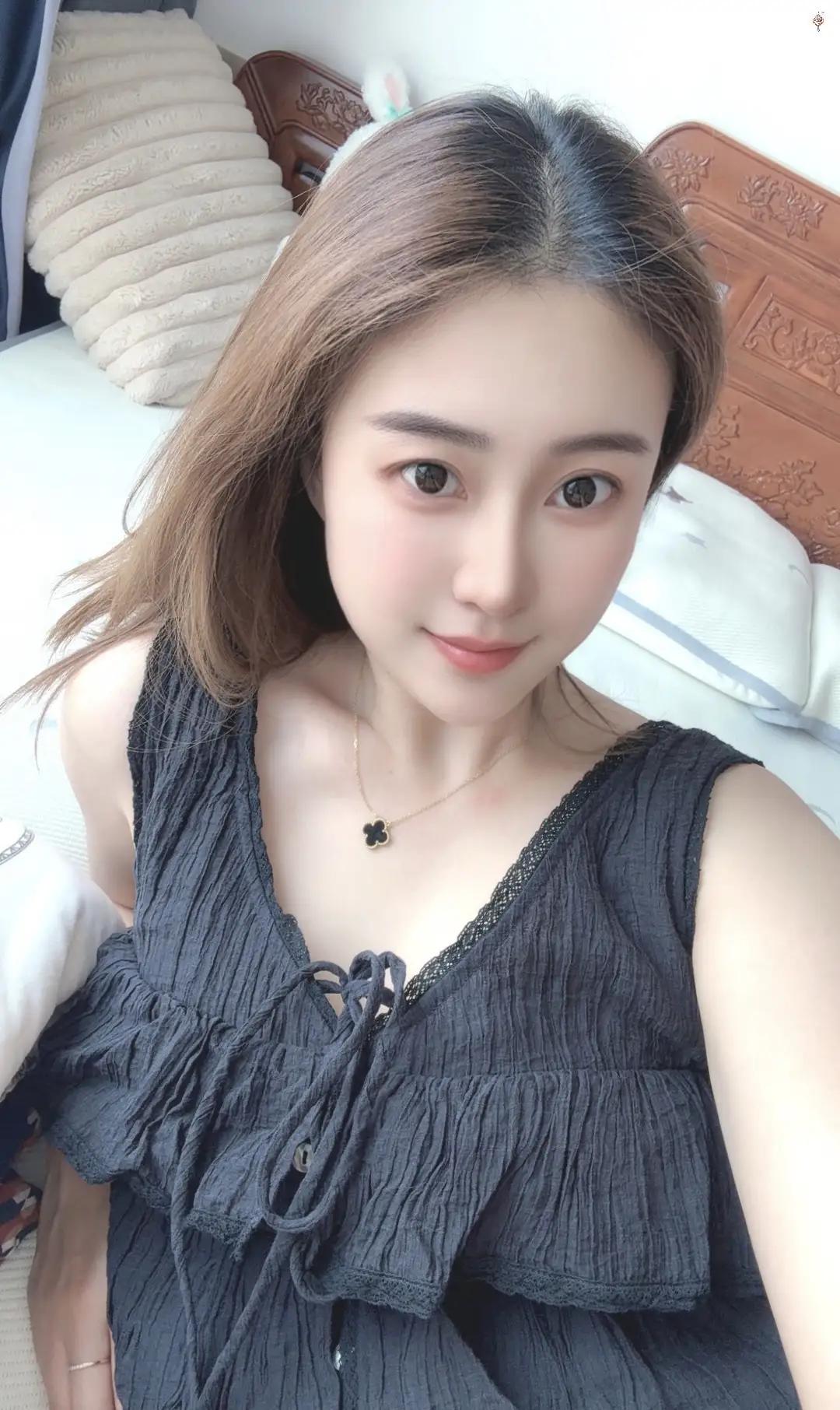 夏日穿搭指南：黑色荷叶边连衣裙，清新自然，轻松自在！🌞👗💃女生怎么穿搭会看