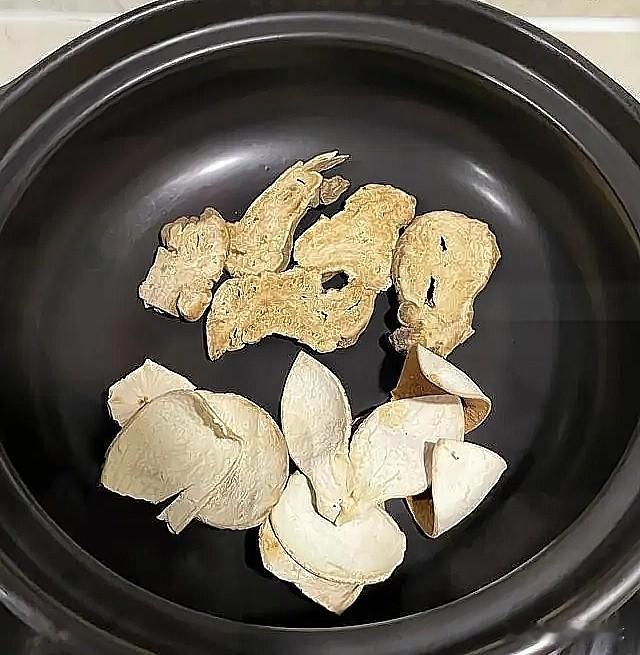 陈皮和什么搭配效果最好陈皮和山楂，二者搭配煮水可健脾消食、理气除湿，特别适合吃了油腻食物后腹胀、食欲