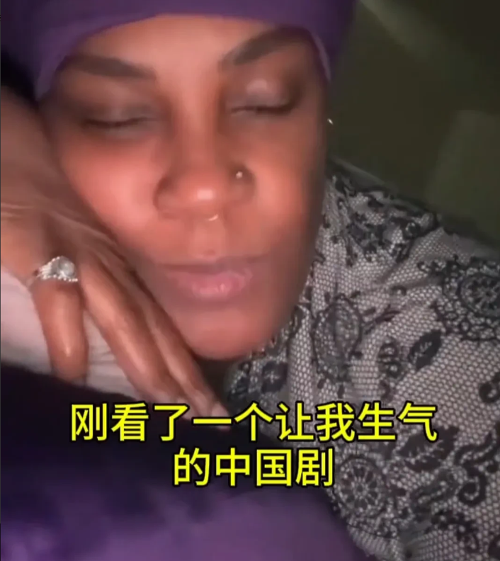 笑死我了！外国大妈充值看中国短剧，看完了表示很生气，自己简直不相信，这么不符合逻