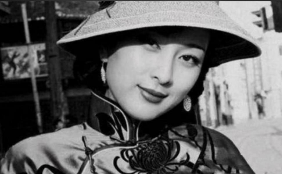 1933年11月的一天，李士群的妻子叶吉卿独自一人去见了大特务徐恩曾，她身穿旗袍