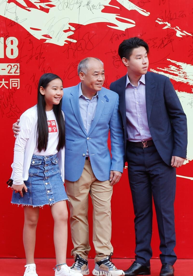 李宁的女儿长得真挺甜的,"月牙眼"显可爱,感觉真是大家闺秀