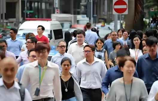 新加坡华人是典型逆向种族歧视的！走在新加坡街头，地铁广播依次响起四种官方语言，