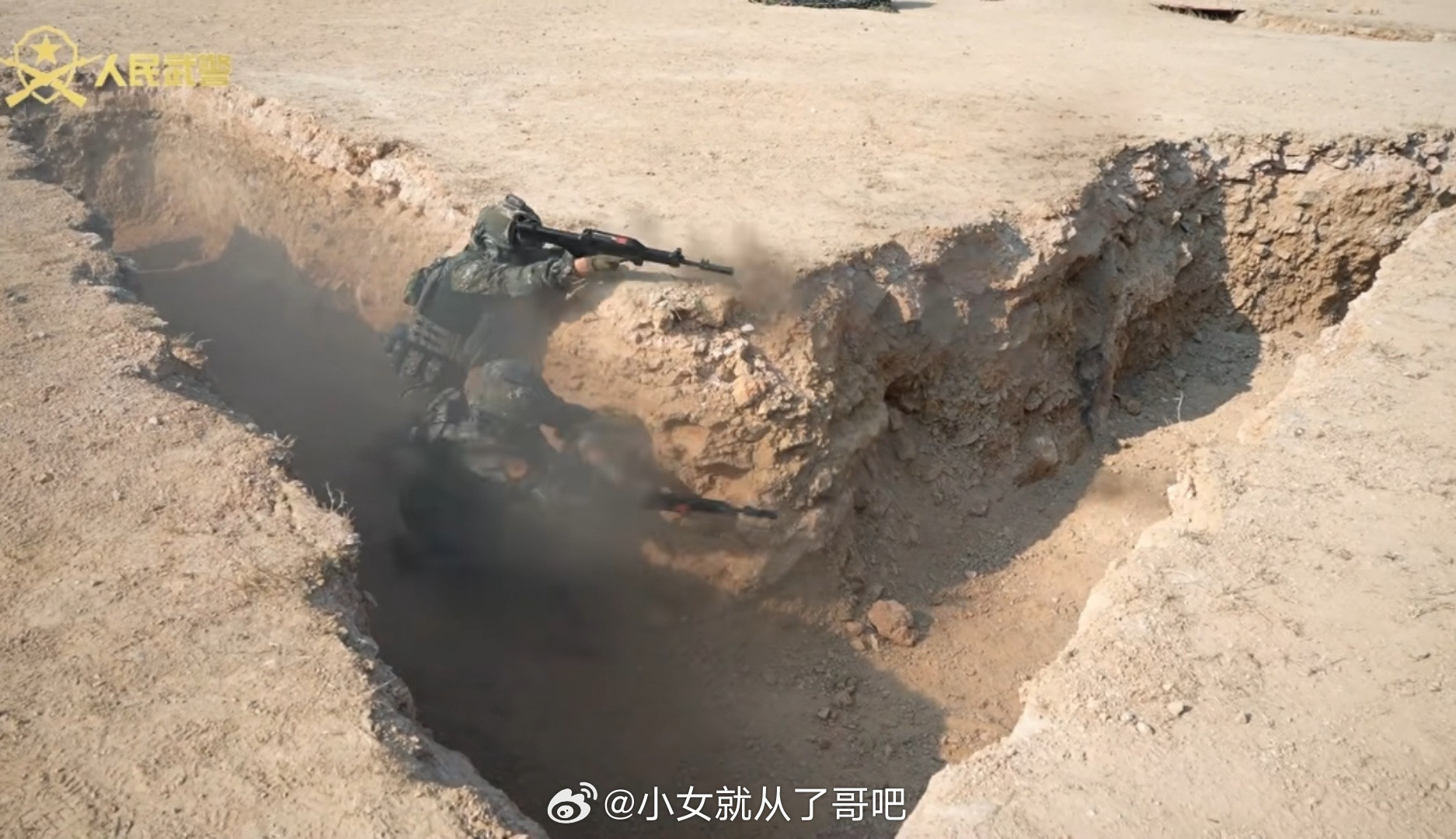 大陆单位里面，背心后面挂手雷包的素材貌似不多见；这种穿搭方案在清理战壕，清房等近