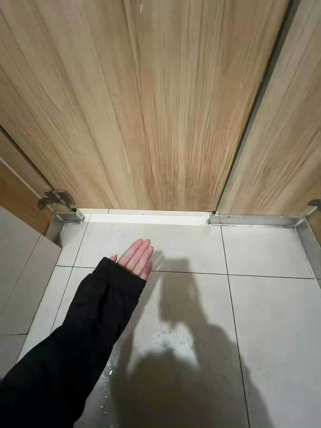 上班实在忍不住偷偷跑来厕所