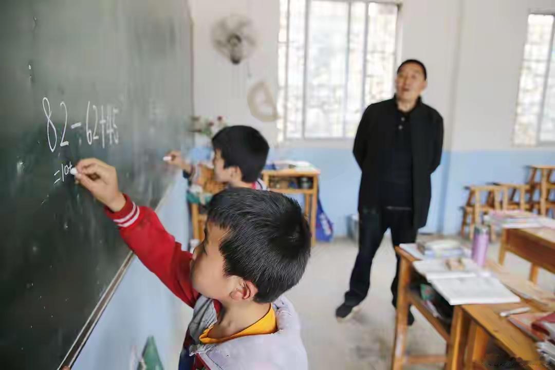 教龄超40年的教师即将“绝迹”？一个时代的谢幕悄然来临。不是退休潮来了，而是