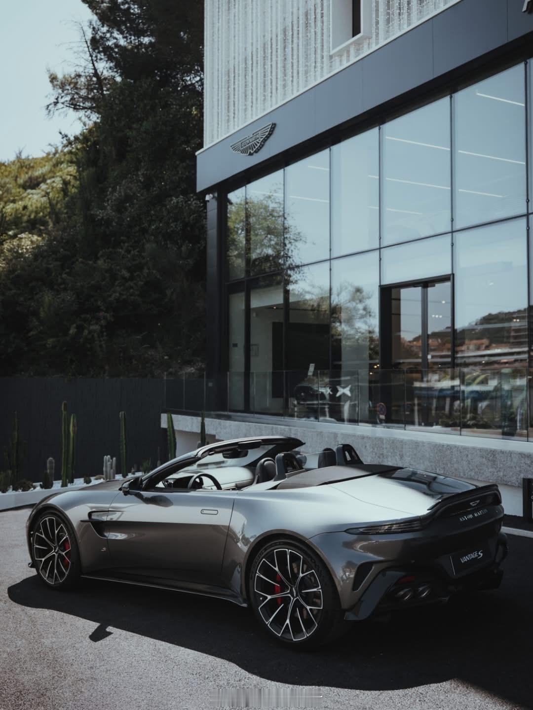 4.0TV8双涡轮680马力800牛米3.4秒破百AstonMartin?