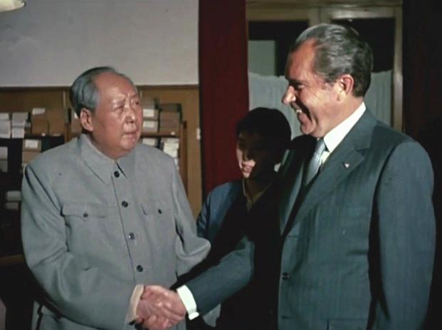 西方只敬畏强者，这是铁律。尼克松见毛主席时“不由自主弯下的腰”，不是崇拜，而是霸