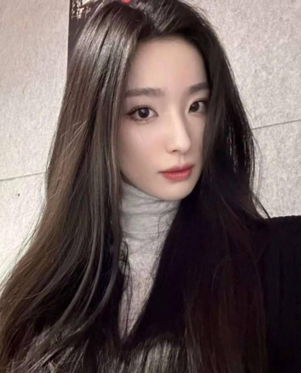 该不该开除李欣莳？网上吵成一团！有人说，就算李欣莳与乌克兰电竞男选手发生了什