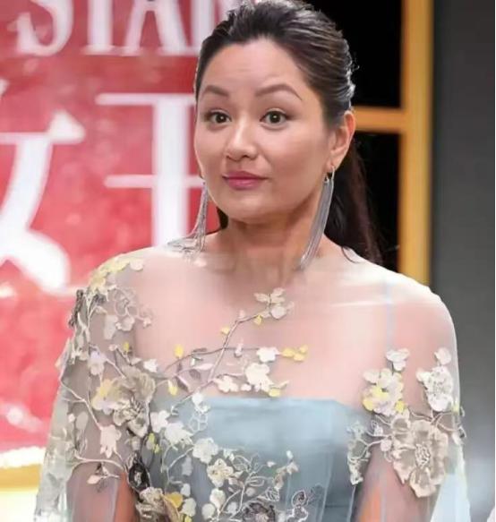 53岁的瞿颖，彻底打碎了所有人的“意难平”。她没嫁胡兵，没生孩子，却在清迈，给一