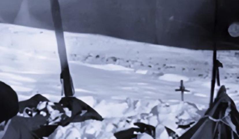 上世纪60年代，苏联空军在一次执行任务时，突然看到下面的一处山坡上，有9个赤身的