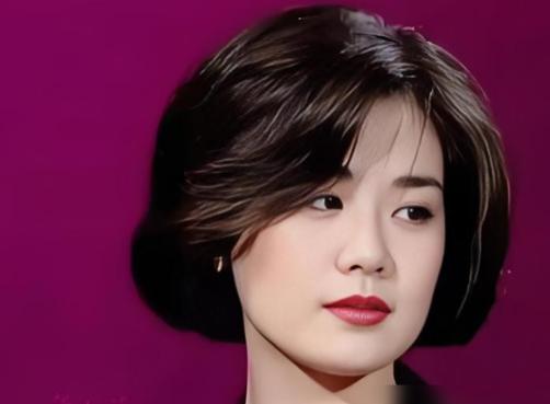 丛珊在法国躲了38年， 2025年，62岁的她满头白发，每两个月飞一次巴黎，这一