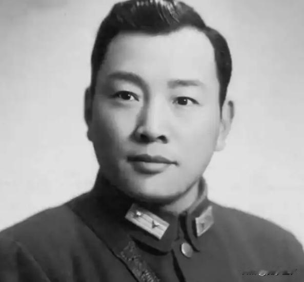 1985年，纽约机场，一个78岁的老人猛地抓住一位女士的手，把一沓美元硬塞过去，