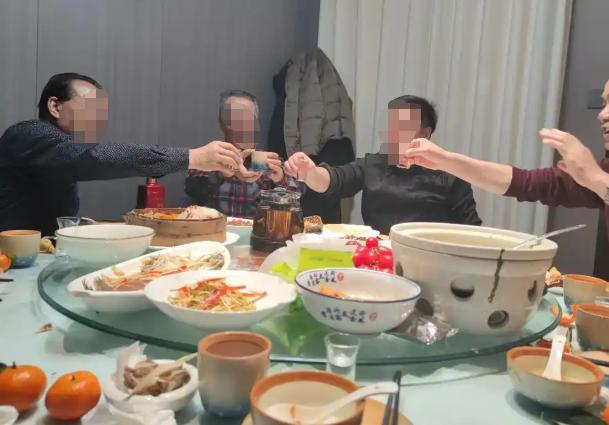 “活该！”湖北枣阳，一名患冠心病的女子请3个朋友吃自己和男友的“分手饭”，自带两