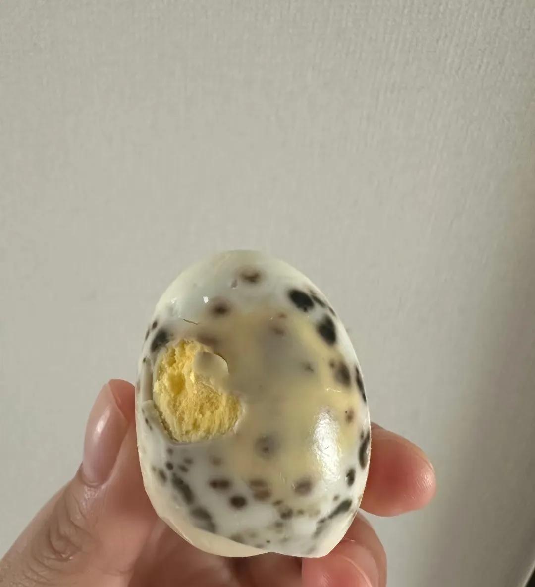 婆婆买的鸡蛋，这到底是能吃吗？怎么那么多黑点呀？婆婆却说能吃死不了人，我说我不敢
