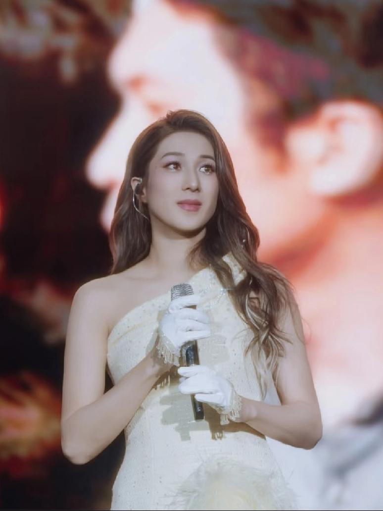 钟嘉欣，真是给所有女人上了一课！可以找大十几岁的男人，可以生多胎，但千万不要