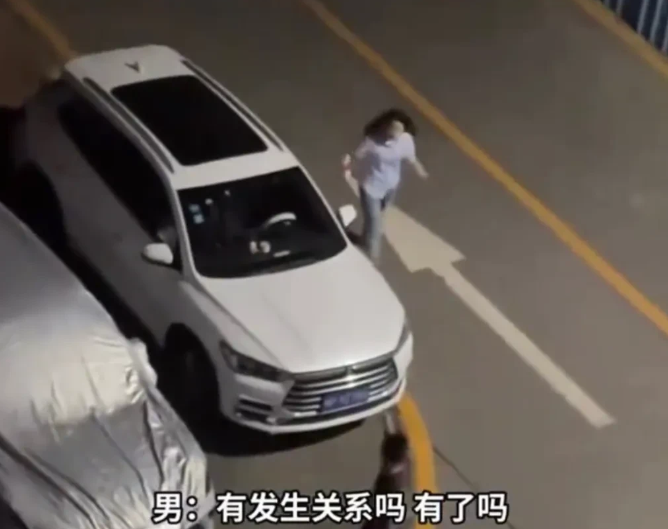 广东一男子发现女友出轨，深夜在小区里痛哭，女友开车赶到，见状拼命挽留，承认自己出