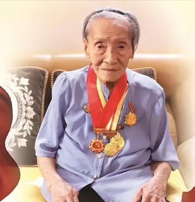 1951年，我军在海南逮捕一女海盗首领，竟是失散11年的琼崖纵队女班长，当战士们
