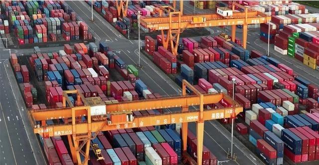 先甩一个反直觉的数字。今年前五个月，中国出口里消费品只涨了4%，中间品涨了25%
