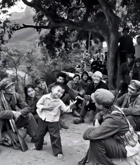 军民鱼水情什么是军民鱼水情？这张七十年代的老照片很好的诠释了这一点，这是70