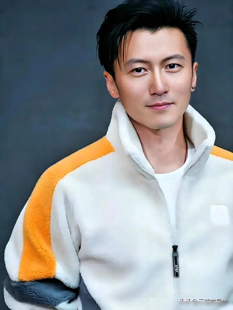 谢霆锋又公开谢王菲了。从去年演唱会的深情喊话，到这阵子的各种公开感谢，俩人低调恋