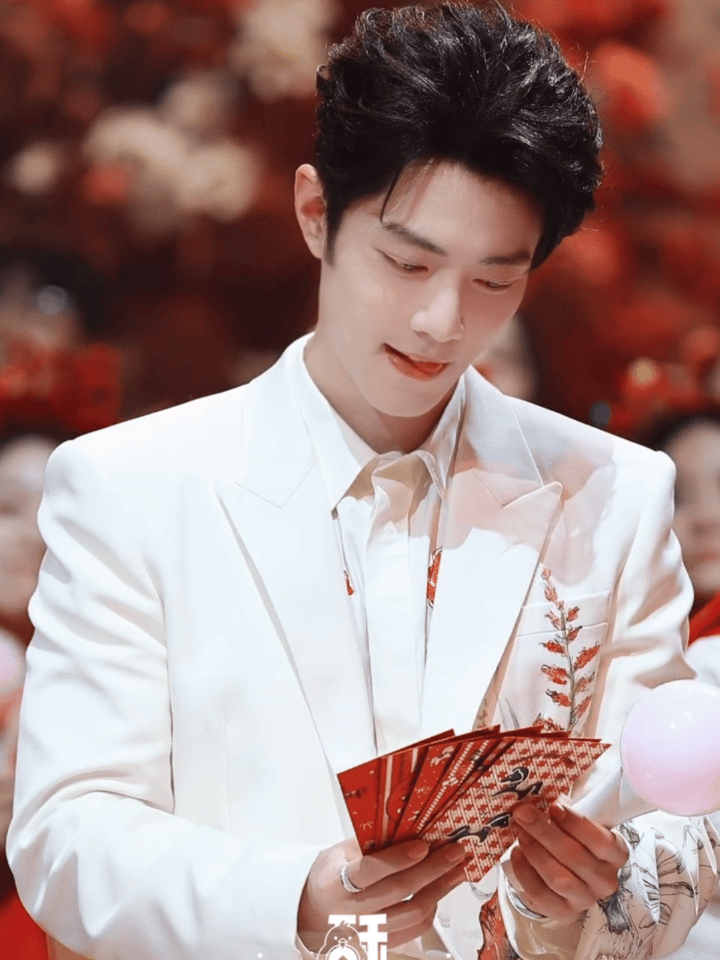 肖战真的太可爱了，难怪小财迷的名声在外，拿到红包眼睛都在发光，抑制不住嘴角上扬?