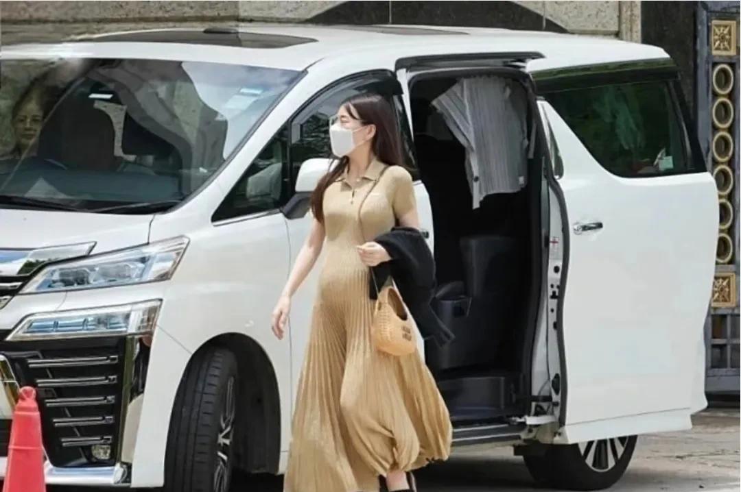 方媛接两个女儿放学，从肚子看，郭富城再次当爸爸也就是两三个月的时间。有同学是明