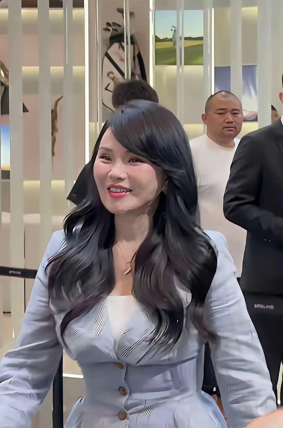 快六十岁的人了，能这个样子还是每年上百万维持的！