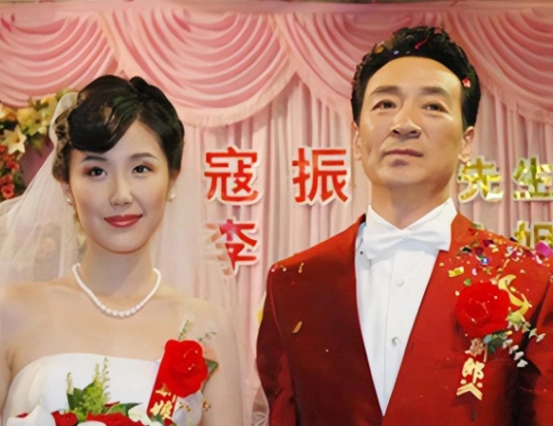 2003年，49岁的寇振海向演员李婷表白，李婷拒绝的说：寇老师，你比我大21岁，就算我接受你，我爸妈
