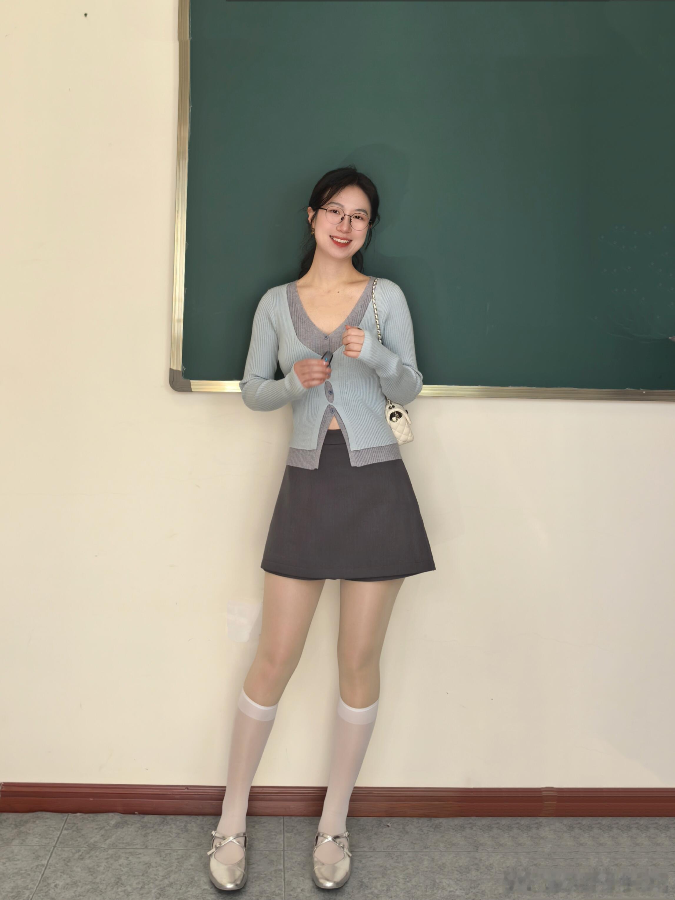 白丝小腿袜与银亮平底鞋真的太搭了~