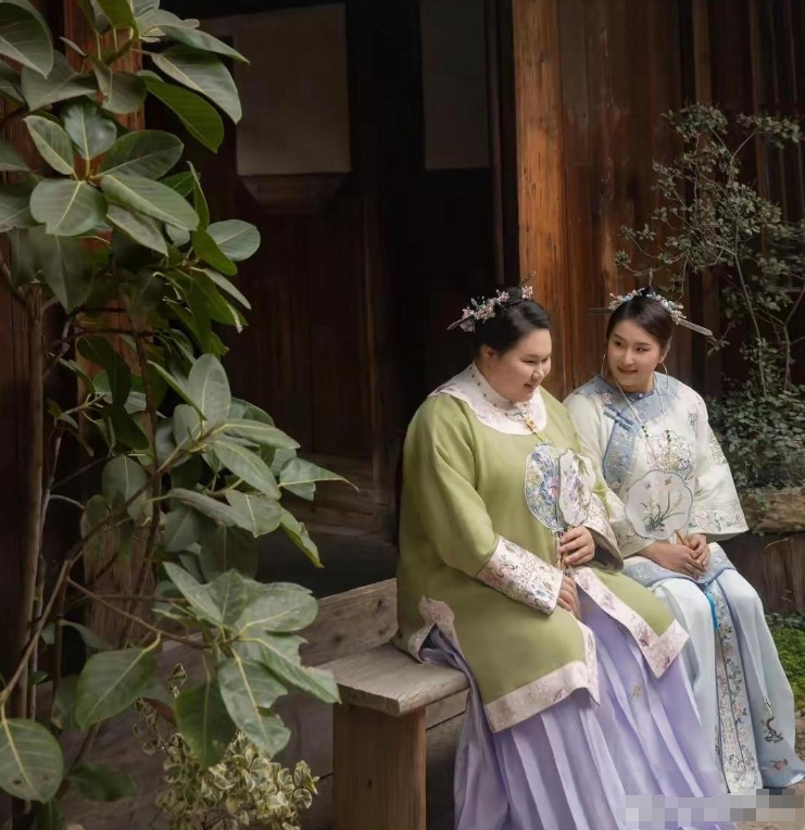 奥运举重冠军李雯雯女神节分享美照，穿汉服甜美可爱，祝节日快乐