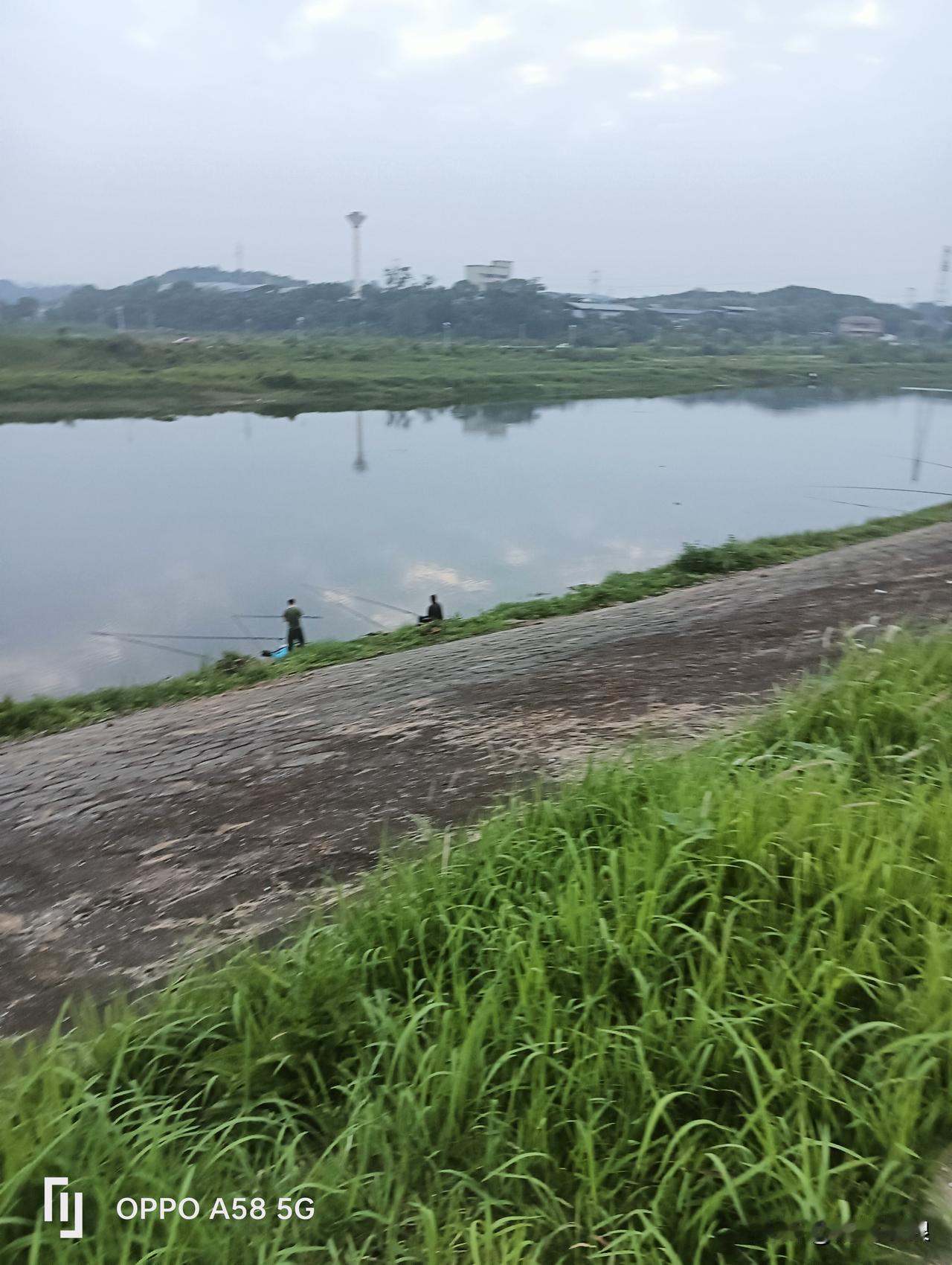 奇事清晨在河边晨练，遇一熟人同行，其口述自己经历的一件说不清道不明的事。听着有