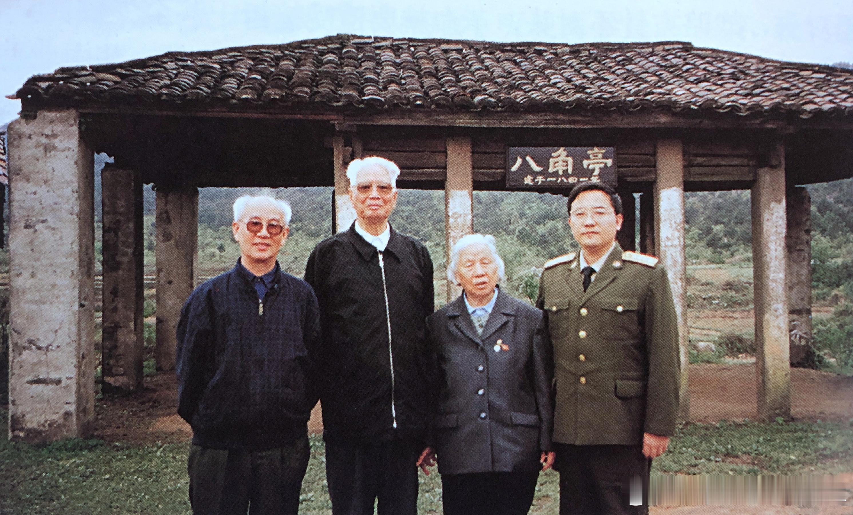 1999年4月张震夫妇在八角亭历史影像​​​