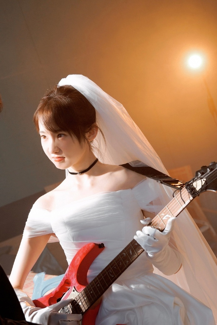 张艺凡摇滚婚纱造型张艺凡摇滚婚纱造型，张艺凡《活久久》海报花絮照，摇滚婚纱造型
