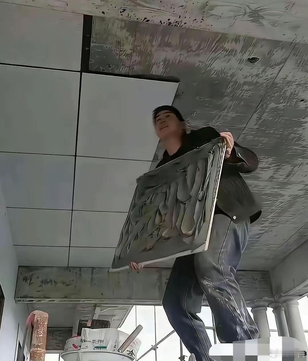 这种天花板如果是你敢住吗？感觉住在这的房主首先命硬吧[捂脸哭]​​​