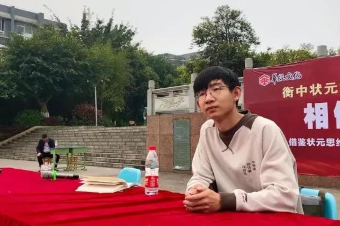 衡水中学文科状元刘嘉森考上北大时，竟天真地问老师：“毕业后我年薪能过百万