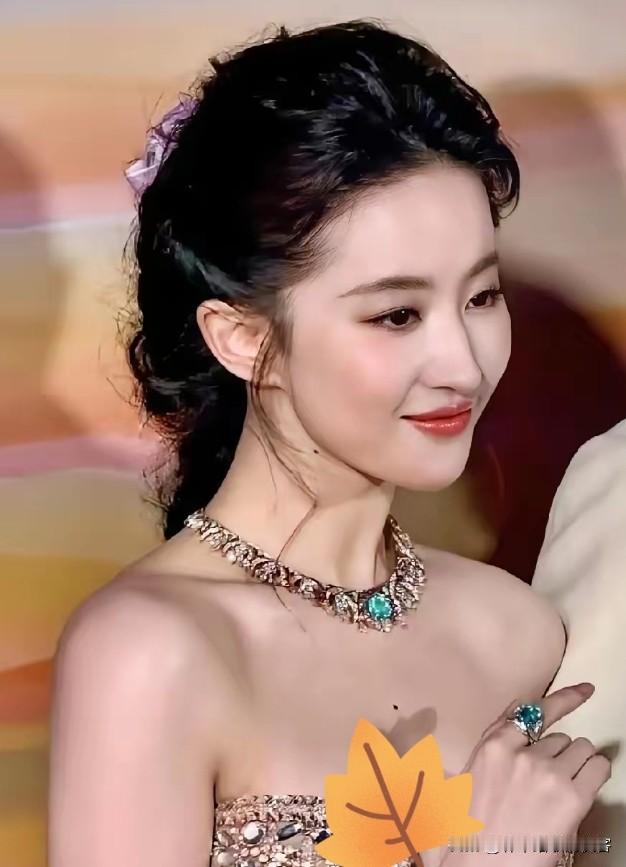 发现了没刘亦菲有一个非常明显的变化她可不是颜值掉线了，是身段比从前看着更富态