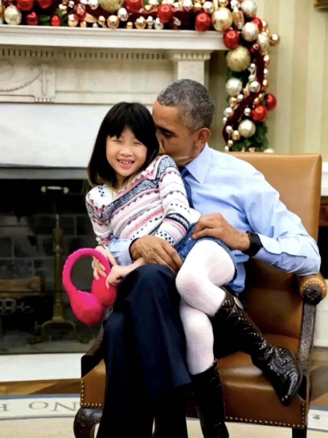 奥巴马怀里抱着的中国侄女！5岁深圳娃在白宫飙中文摸领带