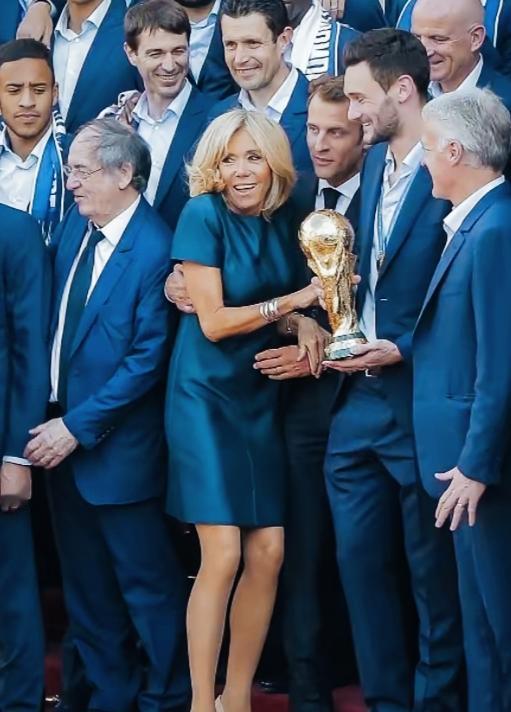 马克龙妻子这站姿是不是挺特别啊？被马克龙这样搂着，是不是不好意思了？毕竟边上