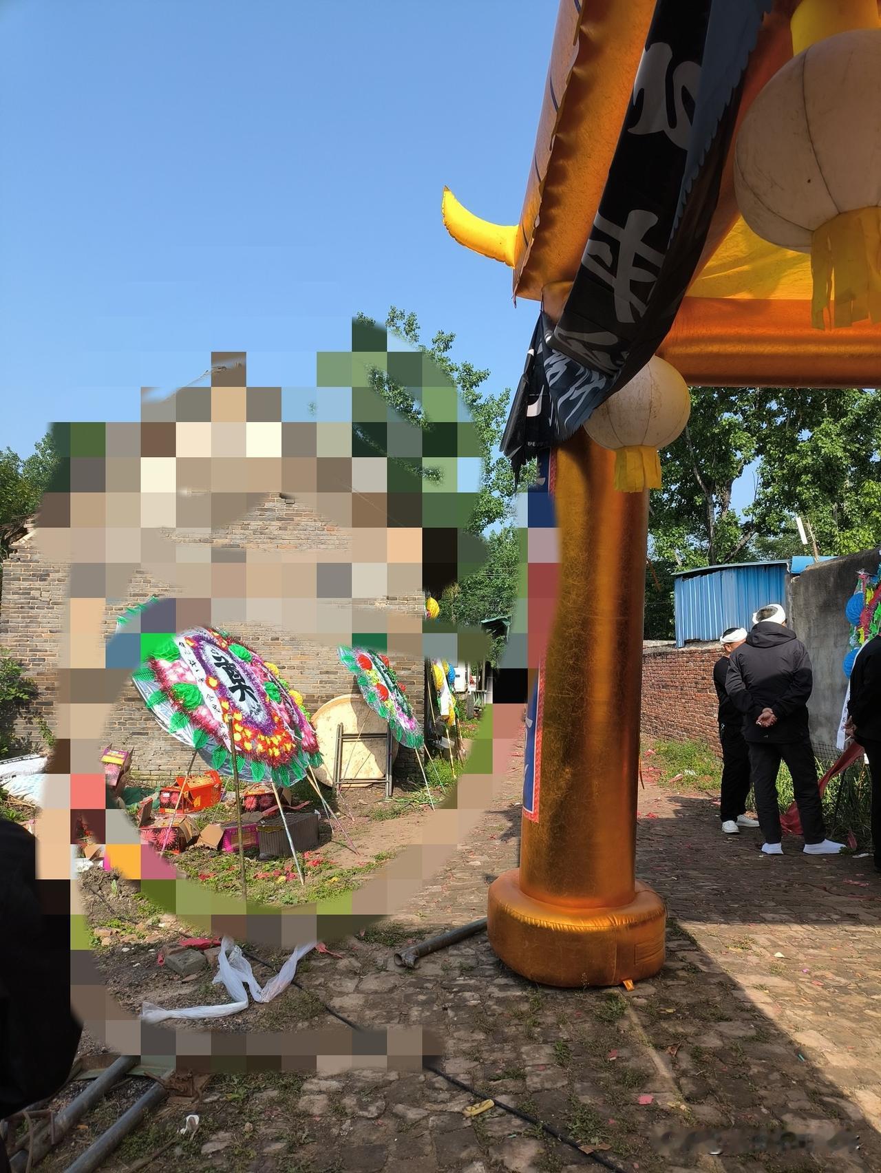 明天能不能看见太阳，真不是自己说了算数。今年春天村里死了人，我和邻居家的那个大