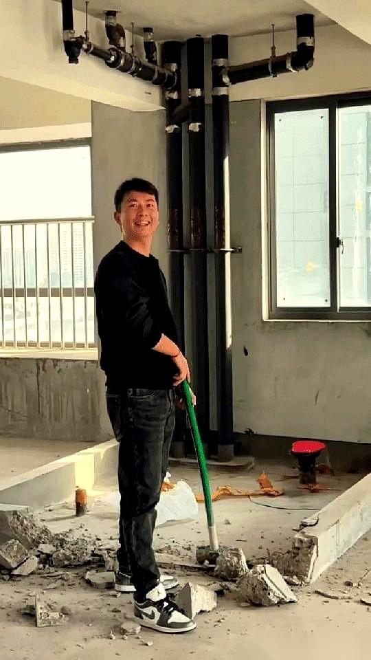 两千六，就砸两面墙。施工队报价的时候，杭州这位大哥当场就炸了。开什么玩笑？不