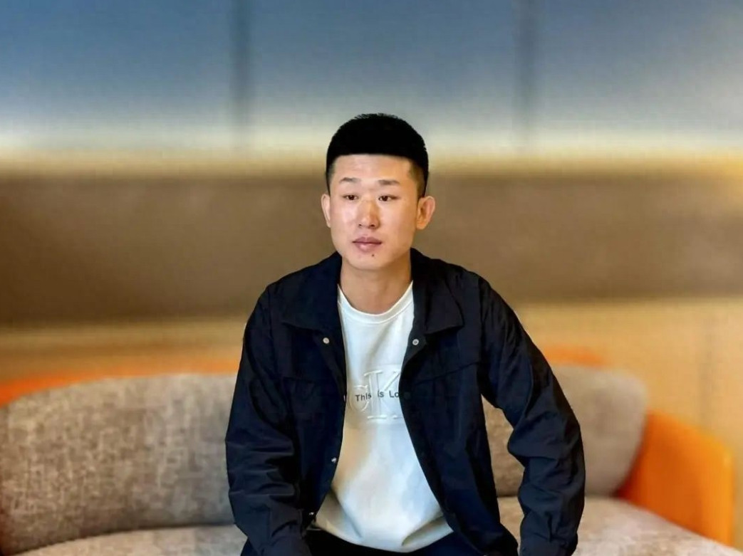 父亲为救患病儿子偷变压器，获刑4年，儿子骨灰洒在监狱旁