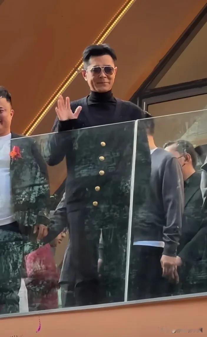 近日古天乐来深圳参加开业典礼，不少网友偶遇路过看到他，感叹难道大环境真的这么差吗