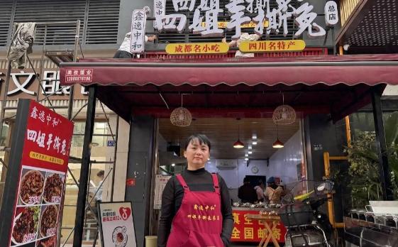 倒反天罡！四川成都，一女子在家中排行老四，做手撕兔摆摊起家，后来生意做大就给自己