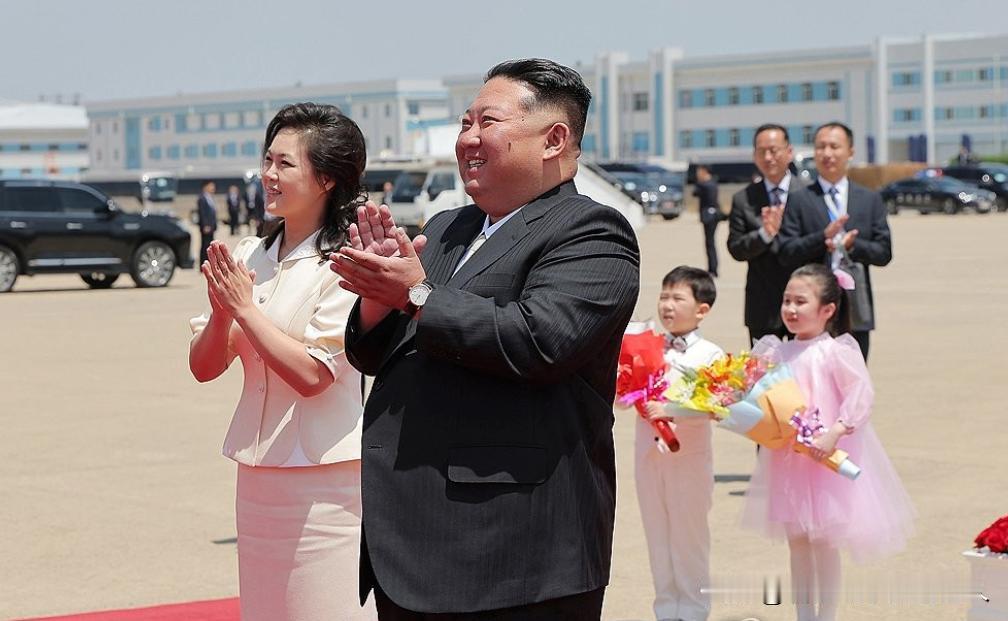 规格高得离谱！将军夫妇亲自出现在机场，这个动作把整张外交地图的暗线全扯出来了——