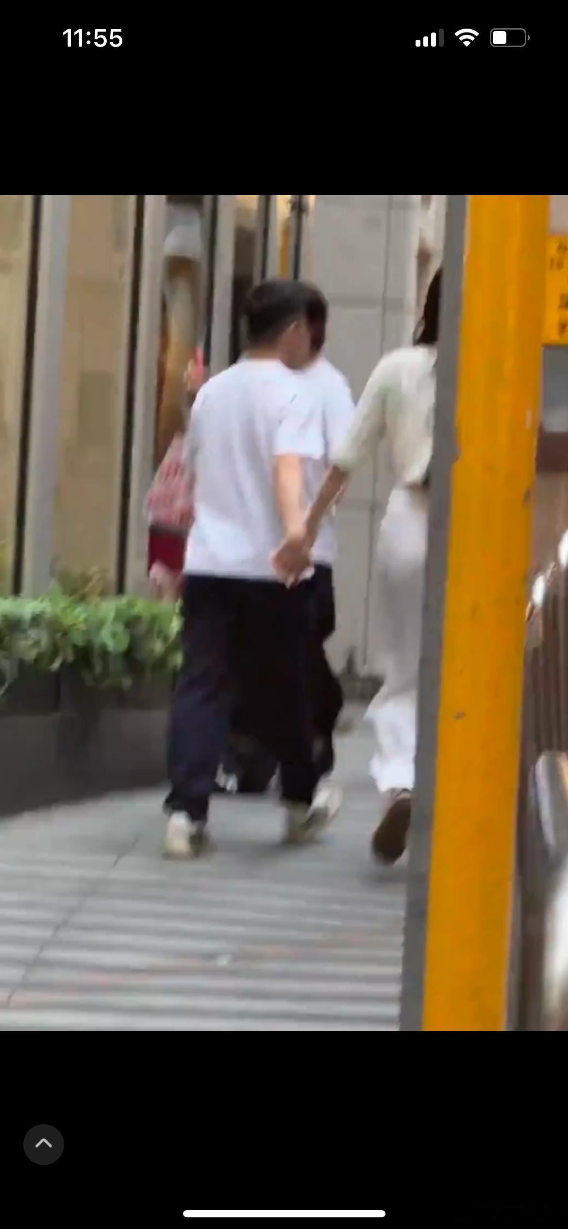何猷君奚梦瑶牵手过七夕，七夕当天，有网友在香港街头偶遇何猷君、奚梦瑶二人，路透视