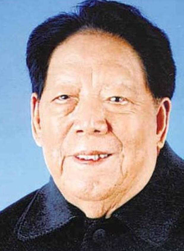 1996年，离休的铁瑛将军正在家里看报纸，就在这时，女婿走了进来，女婿说：爸！你