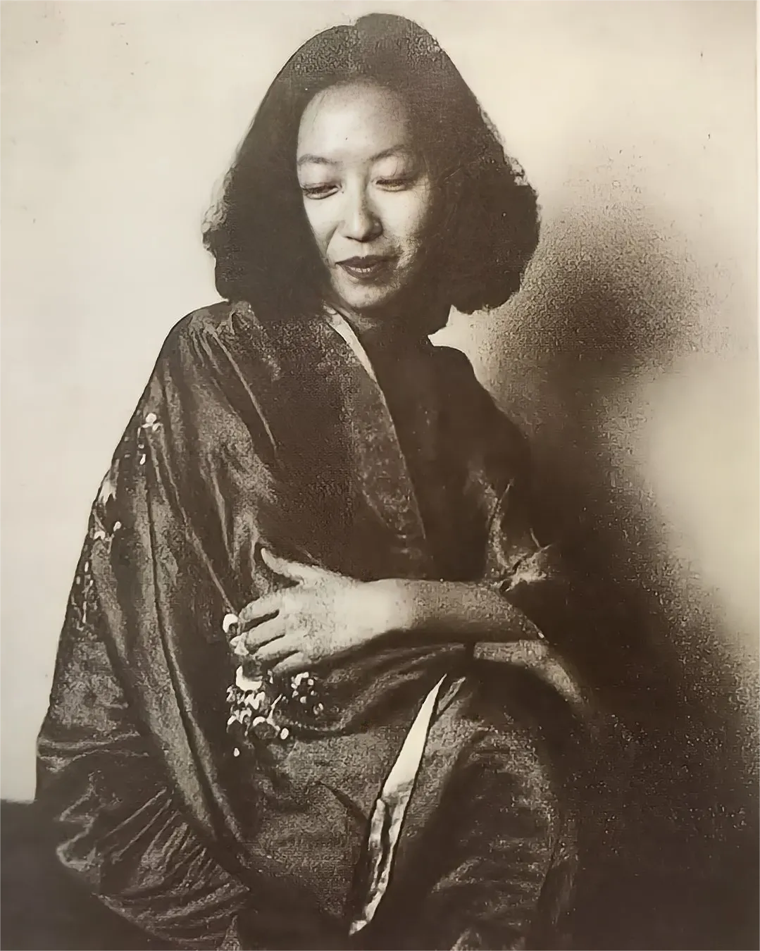 1956年的一个深夜，65岁的赖雅敲响了张爱玲的房门。进屋后，36岁的张爱玲竟主