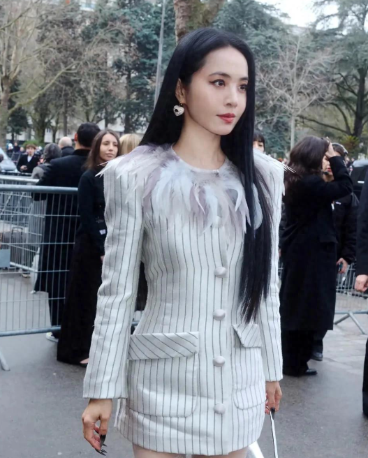 45岁的蔡依林巴黎参加时装周以惊艳状态亮相高定秀