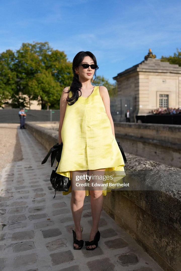 杨紫纪梵希大秀G社生图这腿真是给了内娱好大的震撼[笑着哭]​​​