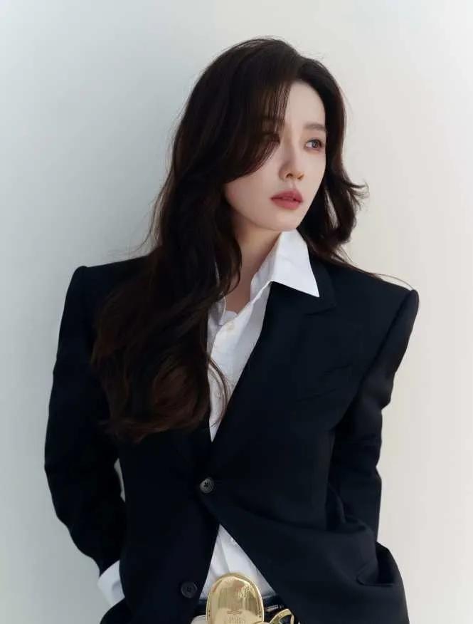 刘诗诗状态绝了！39岁气场全开！黑西装+白衬衫+牛仔裤，飒爽高级，金扣腰带是